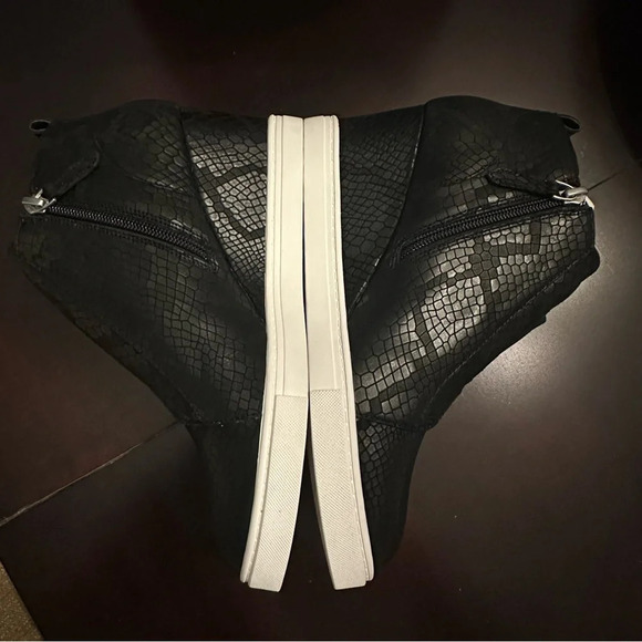 NIB Linea Paolo Felicia Black Snake Print Wedge Sneaker Bootie Size 8.5M - Picture 3 of 7